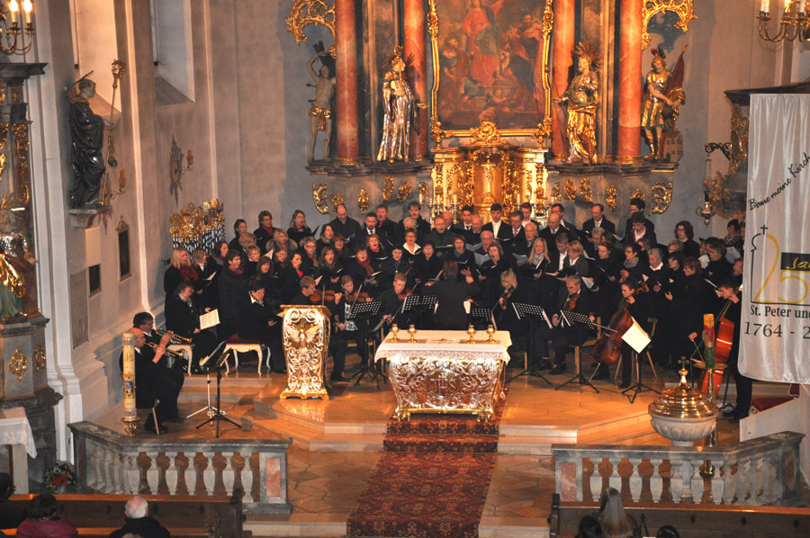 Der weit über 60 Sängerinnen und Sänger starke Chor und das zehnköpfige Orchester boten eindrucksvolle Kirchenmusik. (Fotos: mb)