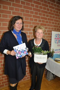 Die stellvertretende Diözesanvorsitzende Luise Fischer zeichnete Resi Meier mit der „Goldnadel mit Stein“ aus. (Fotos: mb)