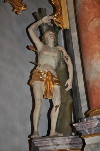 Die Sebastiansfigur in der Pfarrkirche St. Peter und Paul auf der linken Seite des Hauptaltars. (Foto: Markus Bauer)