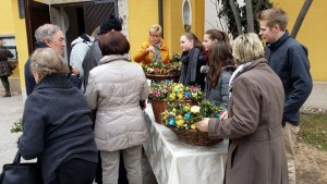 Großer Andrang herrschte am Palmbüschel-Verkaufsstand der Ministranten vor der Pfarrkirche. Foto: Ministranten