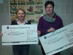 Ulrike Kranzbühler (links) und Elfriede Riepl mit den Spenden. (Foto: privat)