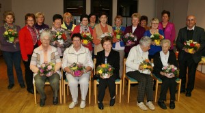 Die bei der Jahreshauptversammlung anwesenden langjährigen Mitglieder des Beratzhausener Zweigverbandes des Katholischen Frauenbundes. (Foto: Ingrid Kroboth)