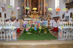 Die Beratzhausener Erstkommunionkinder am prächtig geschmückten Altar. (Foto: Alexandra Höfler, weitere Fotos: Markus Bauer)