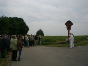 Pfarrer Georg Dunst bei der Segnung des neuen Flurkreuzes. (Foto: Maria Koller)