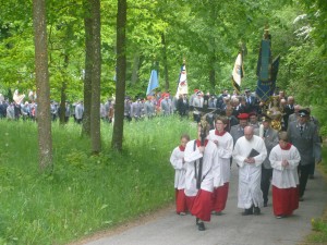 Die Wallfahrtsteilnehmer kurz vor Erreichen der Maria-Hilf-Kirche. (Foto: Josef Liedtke)