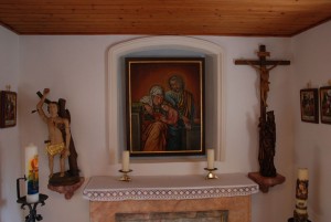 Blick in die Anna-Kapelle von Rufenried mit dem Bild der Gottesmutter Maria und ihrer Eltern Anna un Joachim. (Fotos: Markus Bauer)