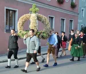 Die Mitglieder des Katholischen Theatervereins Holperdinger, welche die Erntekrone beim Kirchenzug vor dem Festgottesdienst trugen.  (Fotos: Markus Bauer)