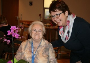Ihren 90. Geburtstag konnten Gerda Bäumer (Hauptbild) und Resi Rothmeier feiern. Die 2. Vorsitzende Evi Pauthner gratulierte. (Fotos: Ingrid Kroboth)