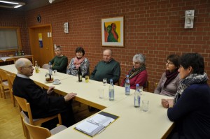 Die Teilnehmer des Gesprächskreises zu aktuellen Fragen mit Pater Josef Steinle im Pfarrheim Oberpfraundorf. Foto: Markus Bauer 